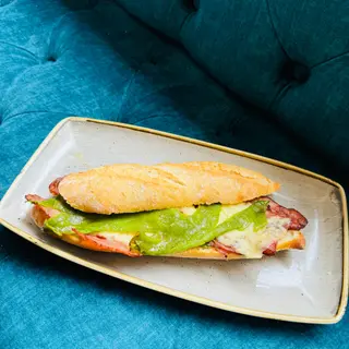 Bocadillo De Bacon Con Queso