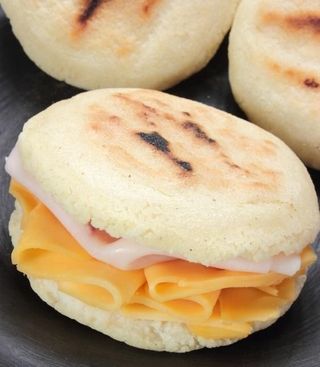 Arepa de jamón y queso (1 ud.)