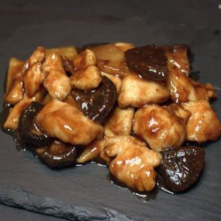pollo con bambú y setas chinas