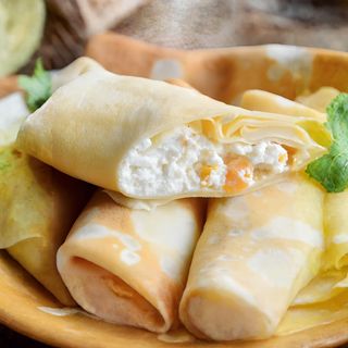 Блины с творогом и сухофруктами