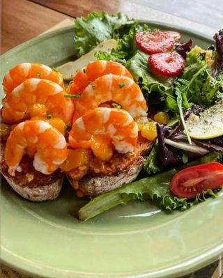 Na Tosta de Camarão, Manga, Abacaxi e Romesco