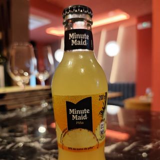 Zumo Piña Minute Maid.