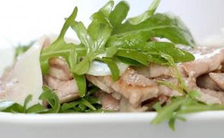 Straccetti di vitello con rucola e scaglie di grana