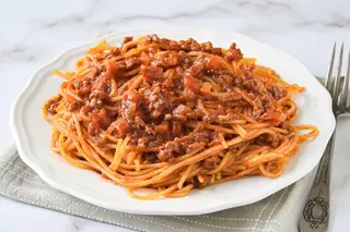 Spaghetti a la boloñesa (80-100 g.)