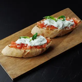 Брускета з томатами чері і страчателлою