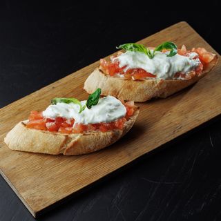 Брускета з томатами чері і страчателлою