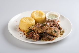 Carne si carnat  la garnita cu mamaliguta si usturoi