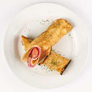 Palačinke s kobasicom i umacima pikantna