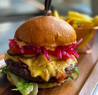 Burger SPECIAL (zestaw z frytkami)