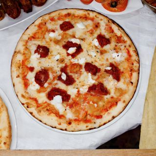 Pizza Bolognesa, Familiar