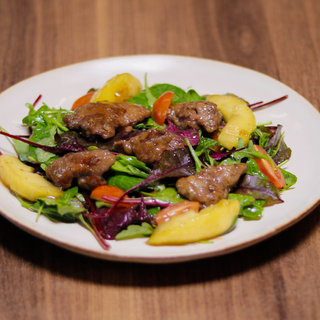 Теплий салат з карамелізованою печінкою (300 грам)