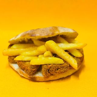 Panino con pollo e patatine