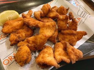 Straccetti di pollo fritti in vaschetta