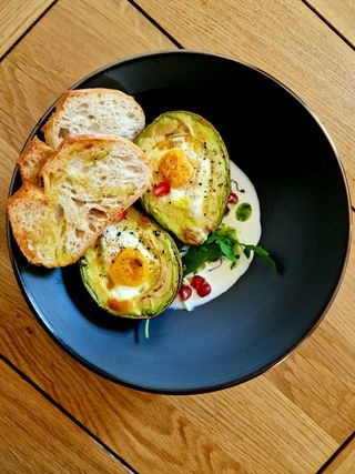 Ouă coapte în avocado