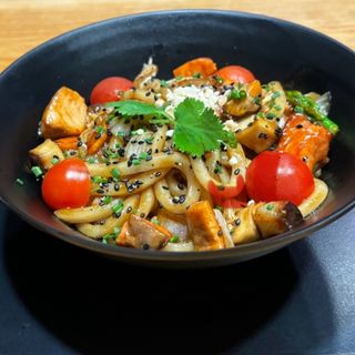 yakiudon con salmón