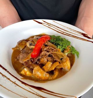 Ломтики из вырезки с шампиньонами в сливочном соусе