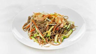 59 Yaki soba con gamberi