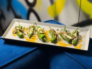 Перці падрон з крем-фрешом та анчоусами (110g)