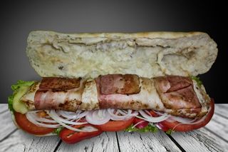 Piept de curcan invelit in bacon la gratar