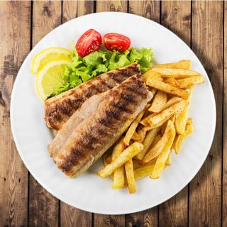 Риба скумрия печена + салата