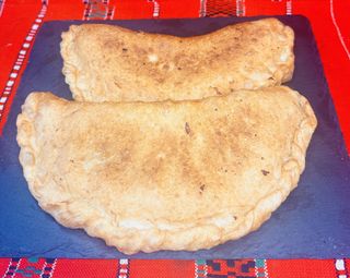 Langosi cu telemea de vaca