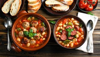 5) Ciorba de perisoare și fasole cu cârnați