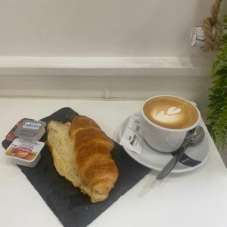 Café Con Croissant De Mantequilla Y Mermelada