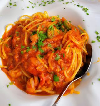 Espaguetis en salsa de la casa