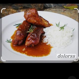 Sopa de pollo costilla en salsa arros blanco y ensalada 