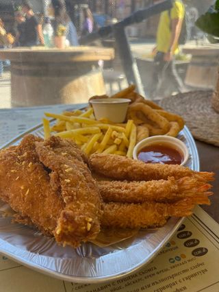 Хрупкави пилешки филенца с пържени картофи и лимонова майонеза