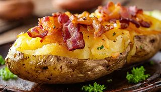 Ziemniaki zapiekane z boczkiem i cebulą