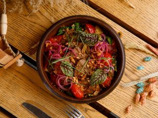 Теплий  салат з телятиною та карамелізованими овочами (300г)