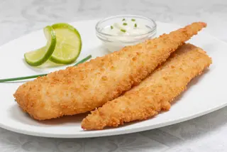 Filetes De Merluza Marinados Empanados (2 Uds.) con Patatas Fritas