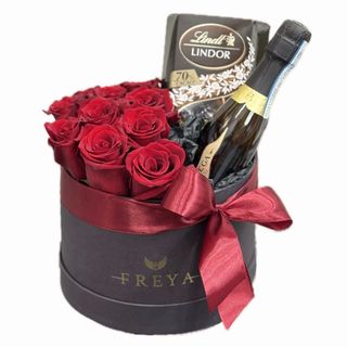Cutie medie cu 11 trandafiri Freedom spumant si ciocolata