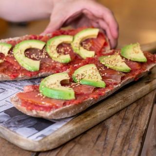 Tostada Atun, Pavo, Queso, Salmon, Aguacate,Tomate