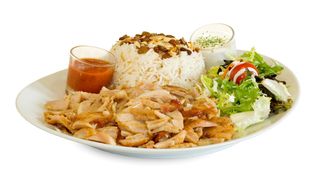 Plato de kebab con arroz