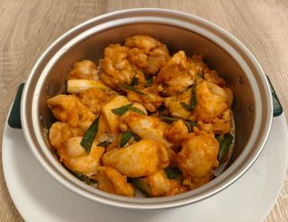 Pollo al vapor con salsa de chili