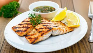 Dorada la cuptor servita cu legume saute