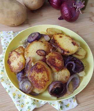 Patate 'mpacchiuse con cipolla