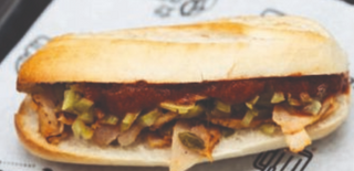 Ramoncito de pulled pork con mayo bacon y pepinillo