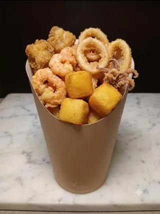 Fritto misto di pesce con cremini all'ascolana