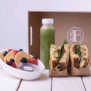 Caja desayuno sándwich y tortitas