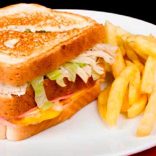 Sándwich De Pollo De Tres Plantas Con Patatas Fritas O Ensalada