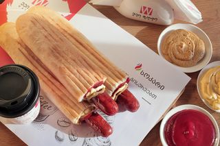 ჰოთდოგი ბირვურსტი საქონლის ხორცით და ფრანგული ბაგეტით