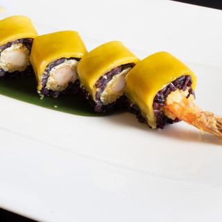 Uramaki black mango roll
