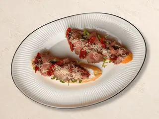 Брускети з ростбіфом та вяленими томатами (150g)