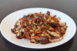 Svinjetina na rezance u ljutom sečuan sosu i kineskom sirćetu