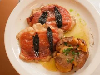 Куряча салтімбока з картоплею та маслом конфі