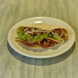 Juneći doner u tortilji