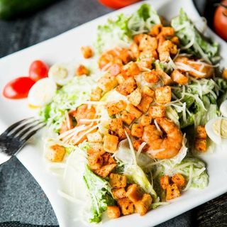 Салат Цезарь с креветкой